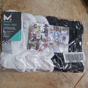 NWT MISSION Pinnacle No Show Socks - 3 Pr White And 3 Pr Black, Size Medium